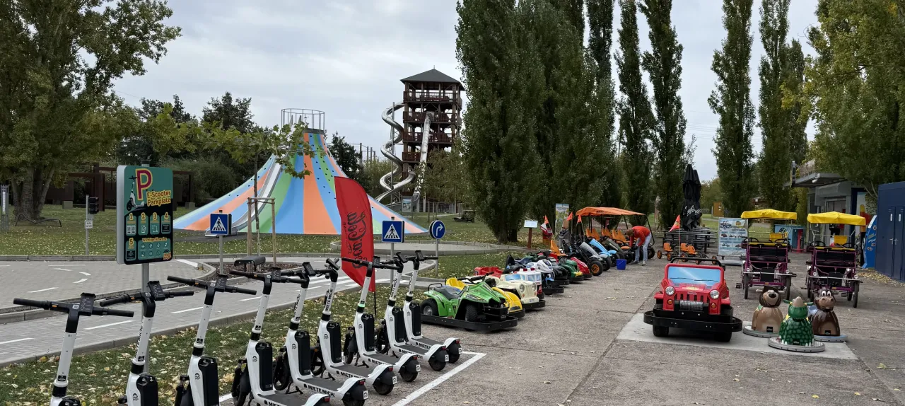 Verschiedene Fahrzeuge und Spielzeuge stehen aufgereiht im Elbauenpark in Magdeburg