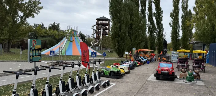 Verschiedene Fahrzeuge und Spielzeuge stehen aufgereiht im Elbauenpark in Magdeburg