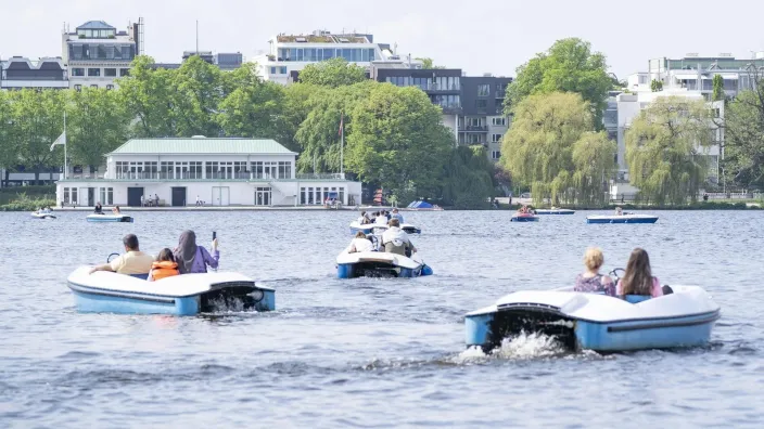 Drei Tretboote fahren auf der Alster in Hamburg