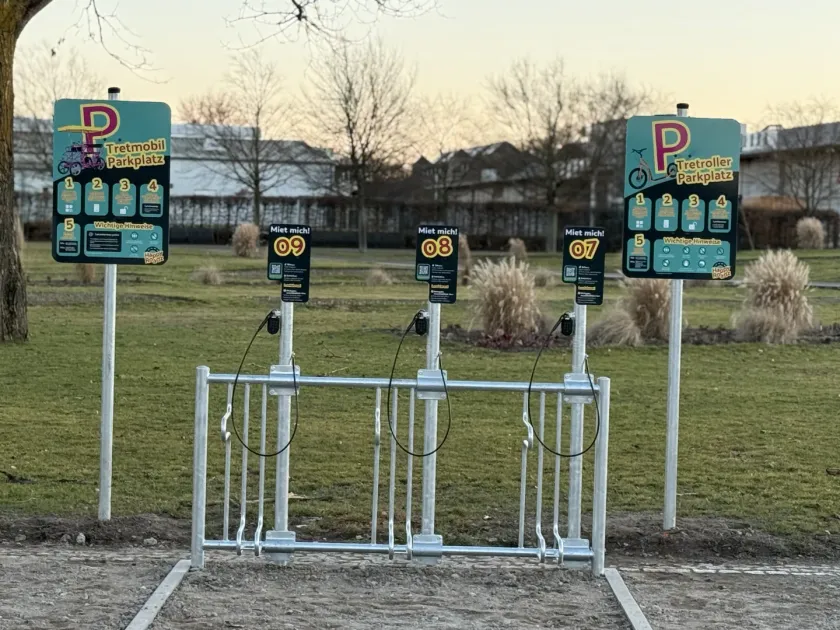 Station im Park mit nummerierten Stellplätzen